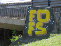 844168 Afbeelding van de graffiti 'FOFS' op het voetgangersviaduct over de Daalsetunnel te Utrecht.